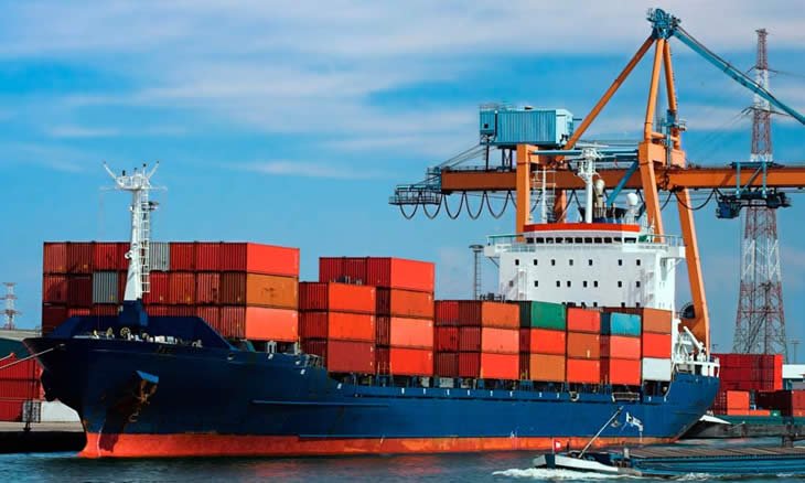 Navio de carga em terminal portuário